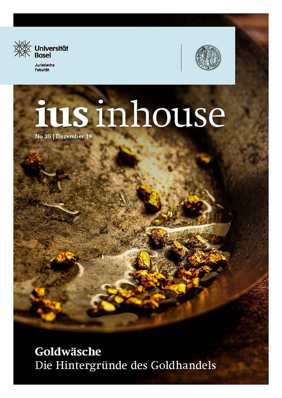 Titelseite des Magazins Ius Inhouse (Nummer 35) mit dem Thema Goldwäsche. Als Titelbild dienen kleine Goldnuggets, die sich in einer schmutzigen und nassen Schale befinden.