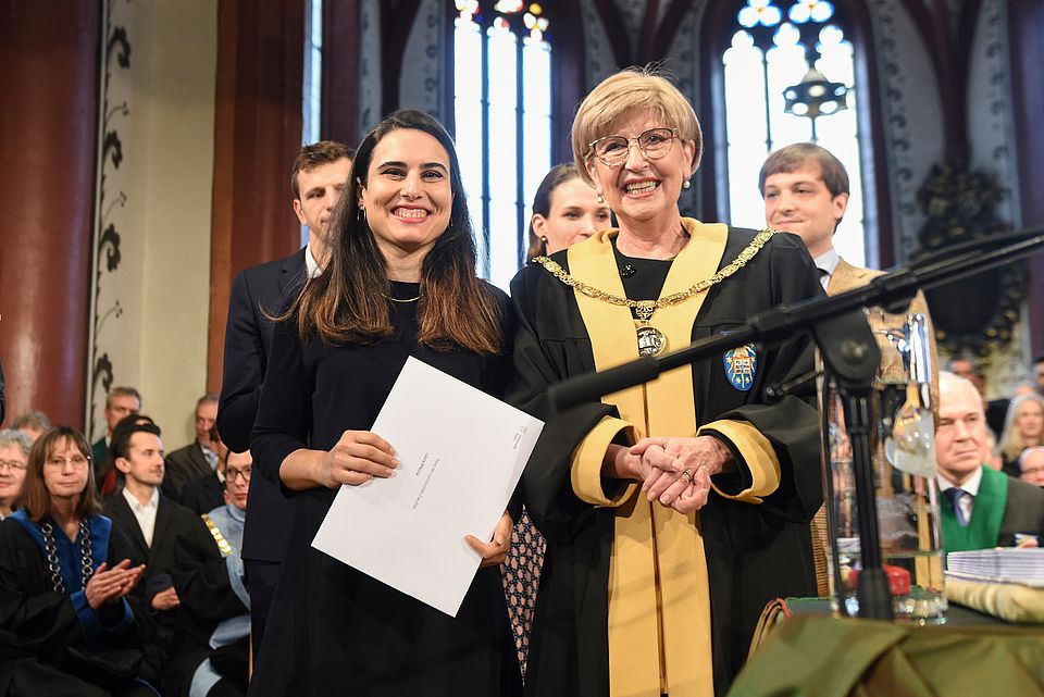 Foto mit Dr. Laura Macula (links) und Rektorin Andrea Schenker-Wicki (rechts)