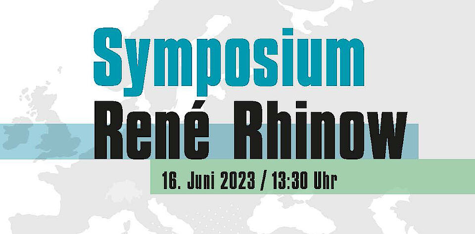 Schriftzug der Worte "Symposium René Rhinow, 16. Juni 2023 / 13:30 Uhr" vor dunkelgrauem Umriss der Europa-Landkarte, die auf weissem Hintergrund dargestellt ist. Das Wort Symposium ist in der Farbe Mint hervorgehoben, der Rest des Schriftzugs ist schwarz.