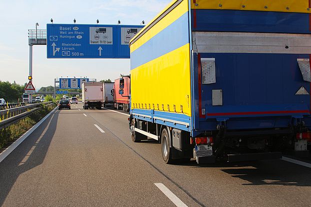 ius coronae - EU corona emergency law: Restrictions on the export of protective equipment. Bild eines Lastwagens, der auf einer Autobahn fährt.