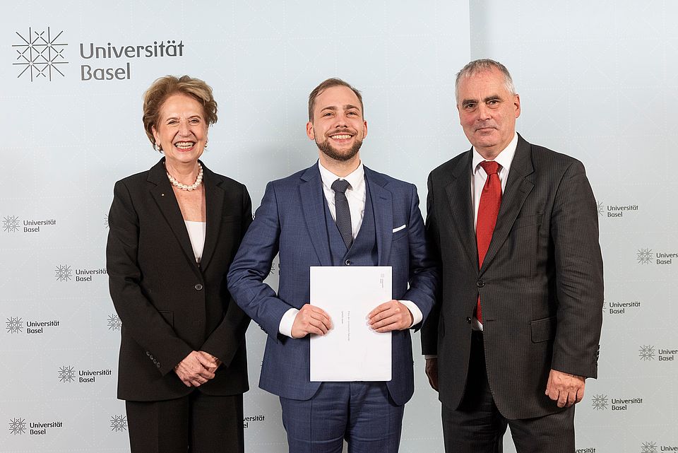 Foto mit Rektorin Andrea Schenker-Wicki (links), Dr. Lorenz Lauer (mitte) und Dekan Wolfgang Wohlers