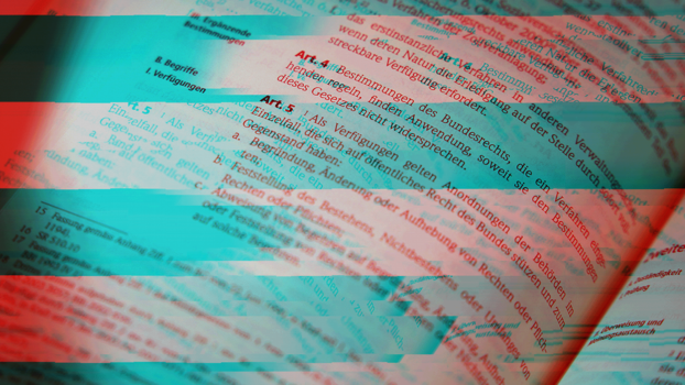Foto eines aufgeschlagenen Buches mit Gesetzestexten, über das ein Glitch-Effekt gelegt ist. Der Effekt ist türkis, der Hintergrund ist leicht rot eingefärbt.