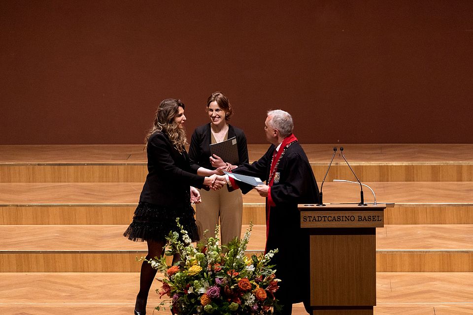 Dr. Inesa Fausch (rechts), Dr. Paula Blank (Mitte), Dekan Wolfgang Wohlers