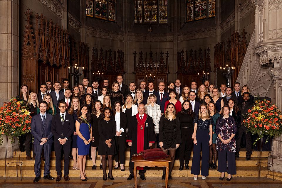 Gruppenfoto der Studierenden mit Masterabschlüsse vom 19. November 2022.