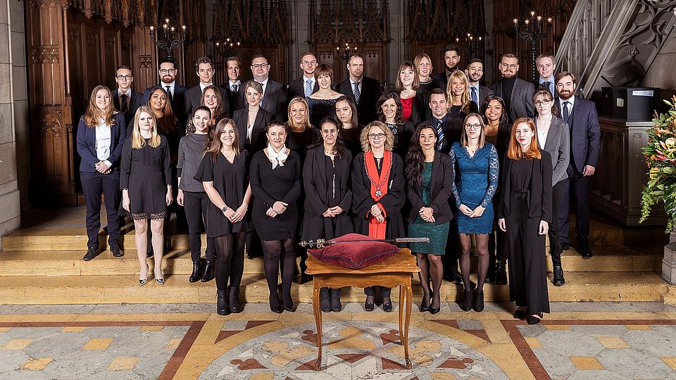 Gruppenbild der Masterabsolventinnen und -absolventen bei der Promotionsfeier in der Elisabethen-Kirche in Basel im Herbst 2018..