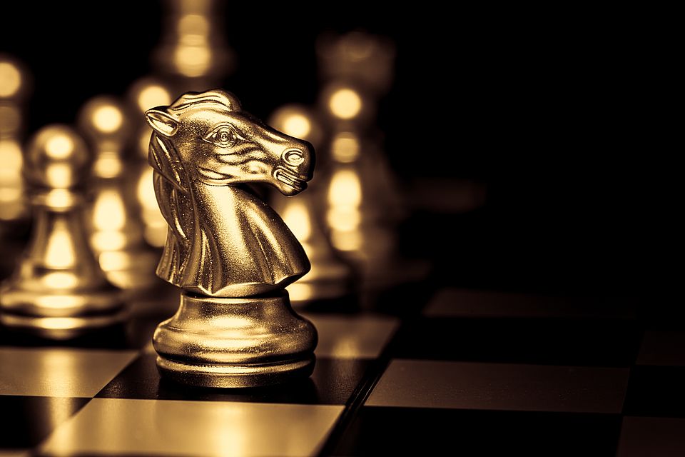 Schachfiguren gold auf schwarz
