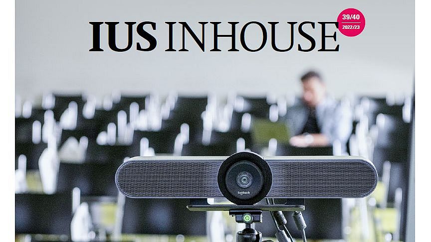 Titelseite des Magazins Ius Inhouse Ausgabe 39/40 mit dem Focusthema "Lehre im Wandel" und einem Kameragerät in einem Lesesaal.