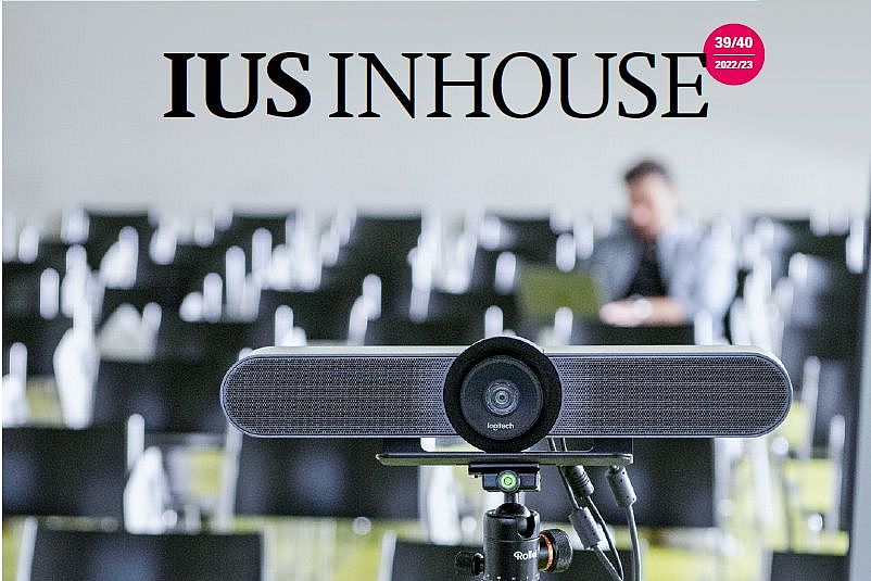 Cover page of the magazine Ius Inhouse issue 39/40 with the focus topic "Teaching in transition" and a camera device in a reading room.