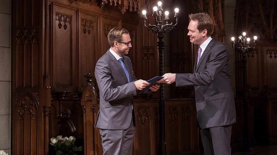 Picture of the presentation of the "Walther Hug Prize" for outstanding doctoral degrees in 2018 by Prof. Dr. Stefan Bechthold to Dr. Nicola Moser.