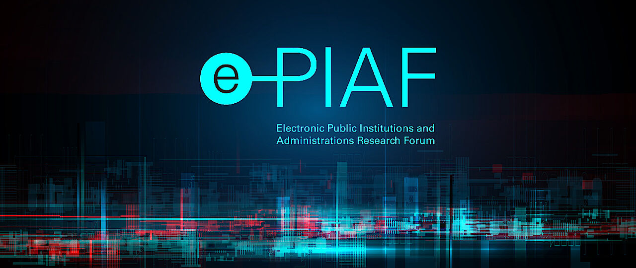 Logo des Forschungsschwerpunkts e-PIAF mit gleichnamigem Schriftzug und der Unterschrift "Electronic Public Institutions and Administrations Research Forum" in Mintfarbe vor dunkelblauem Hintergrund, der zudem stilisiert eine städtische Skyline in rot, mint und blau am unteren Bildrand zeigt.