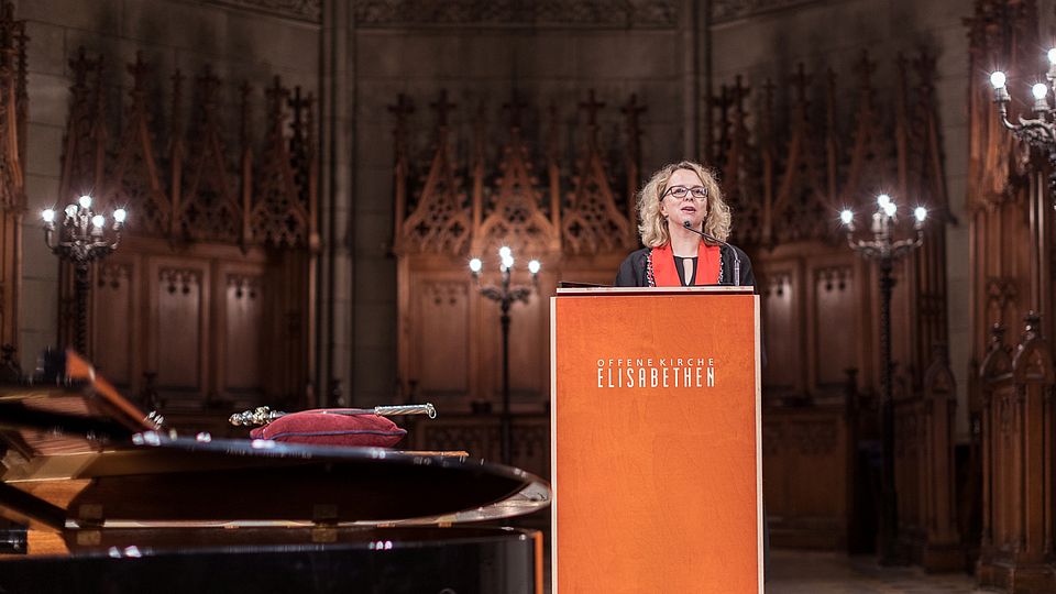 Bild der Dekanin der Juristischen Fakultät, Prof. Daniela Thurnherr Keller, bei ihrer Rede an der Promotionsfeier im Herbst 2018.