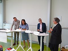 Szene der Veranstaltung Rousseau Lectures 2023 im Auditorium der Juristischen Fakultät mit 4 Sprecher*innen im Vordergrund.