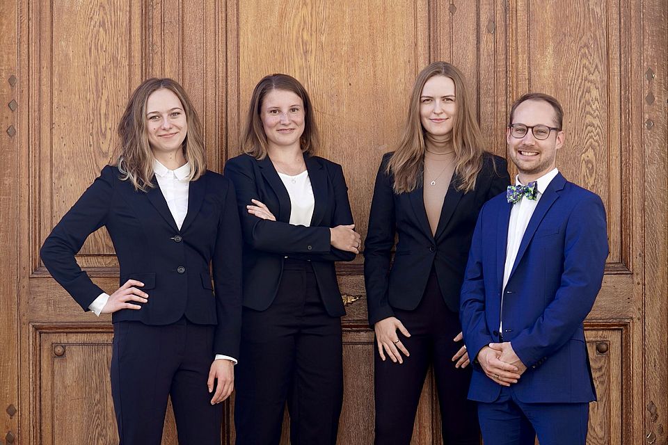 Gruppenbild mit den vier teilnehmenden Studierenden (von links nach rechts: Océane Kessler, Nora Bucher, Judith Müller und Roger Reschek) des Willem C. Vis International Commercial Arbitration Moot Court 2022.