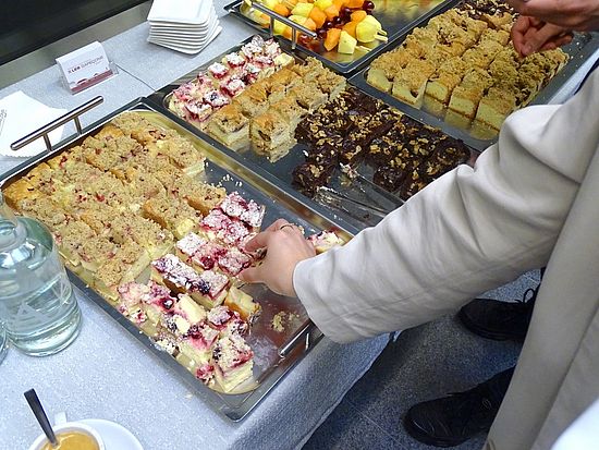 Szene der Veranstaltung Rousseau Lectures 2023 mit leckeren Apéro-Häppchen, die auf einem Tisch schön arrangiert sind.
