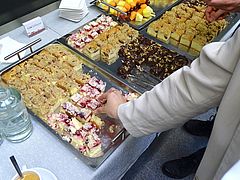 Szene der Veranstaltung Rousseau Lectures 2023 mit leckeren Apéro-Häppchen, die auf einem Tisch schön arrangiert sind.