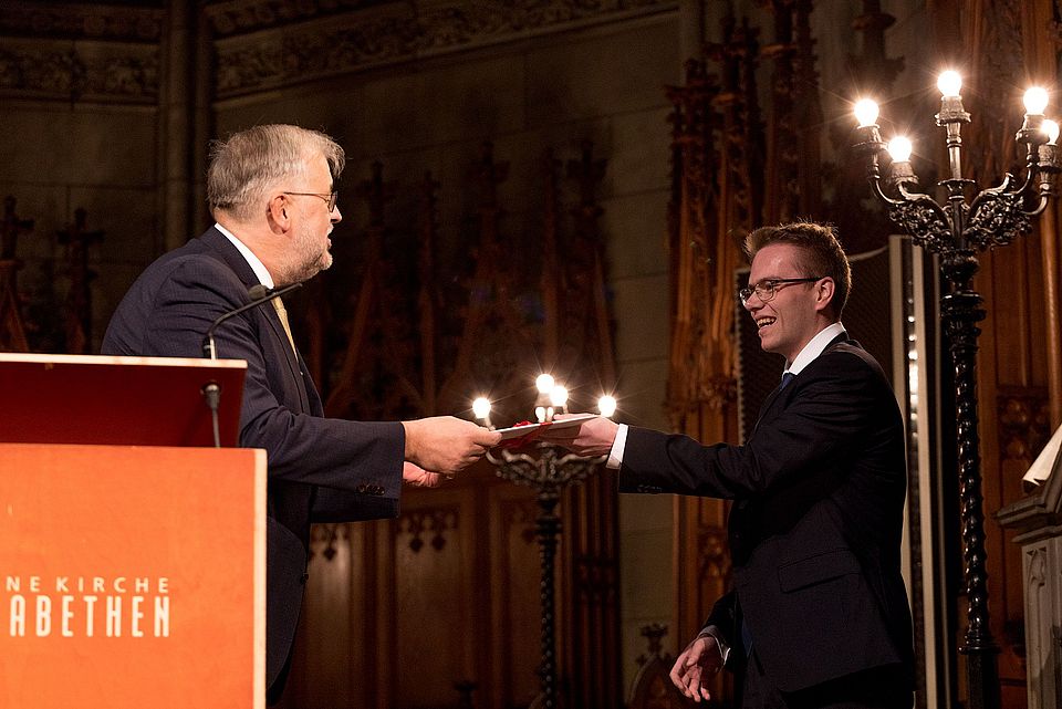 Foto der Preisübergabe an Johannes Hahn, bester Bachelorabschluss des Jahres 2022.