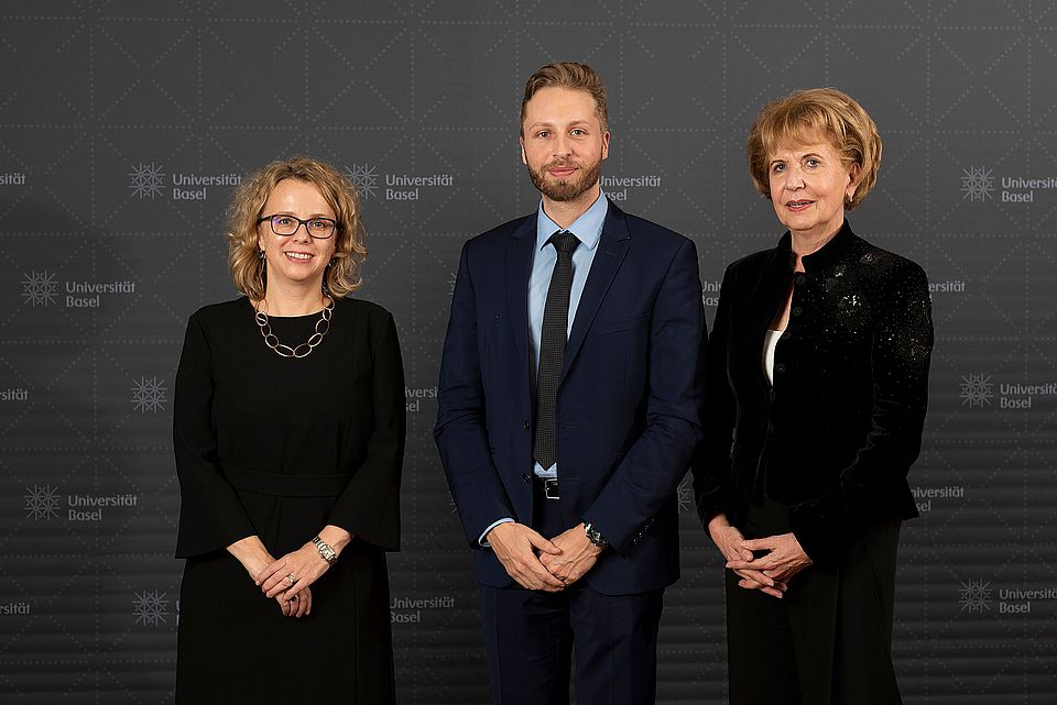 Foto mit Dekanin Daniela Thurnherr, Dr. Nicolas Fuchs (mitte) und Rektorin Andrea Schenker-Wicki