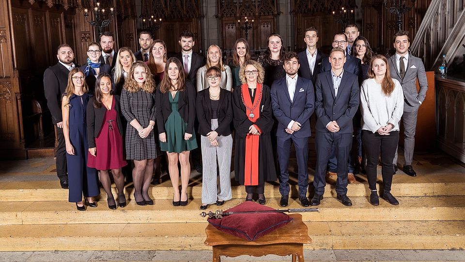 Group picture of the Bachelor graduates at the graduation ceremony in the Elisabethen Church in Basel in fall 2018.