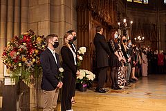 The IUS specialist group presents all graduates with a rose