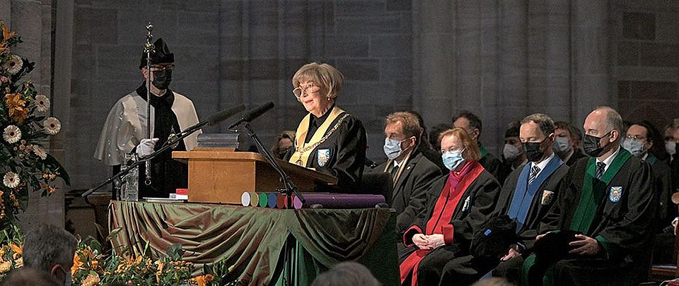 Rektorin Prof. Dr. Dr. h.c. Andrea Schenker-Wicki bei ihrer Rede am Dies academicus 2021 im Basler Münster.