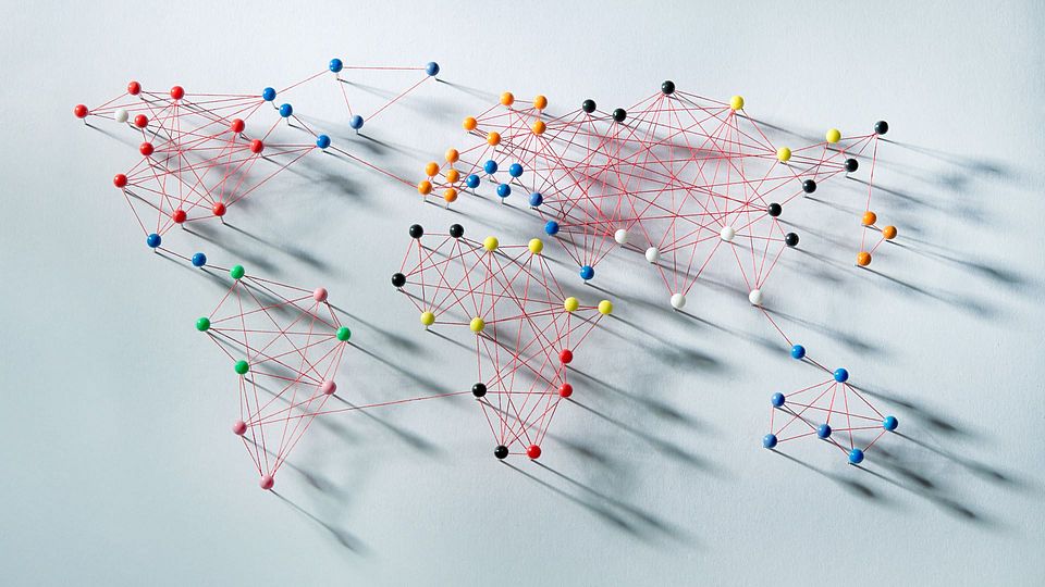 Weltkarte als Netzwerk aus Fäden dargestellt