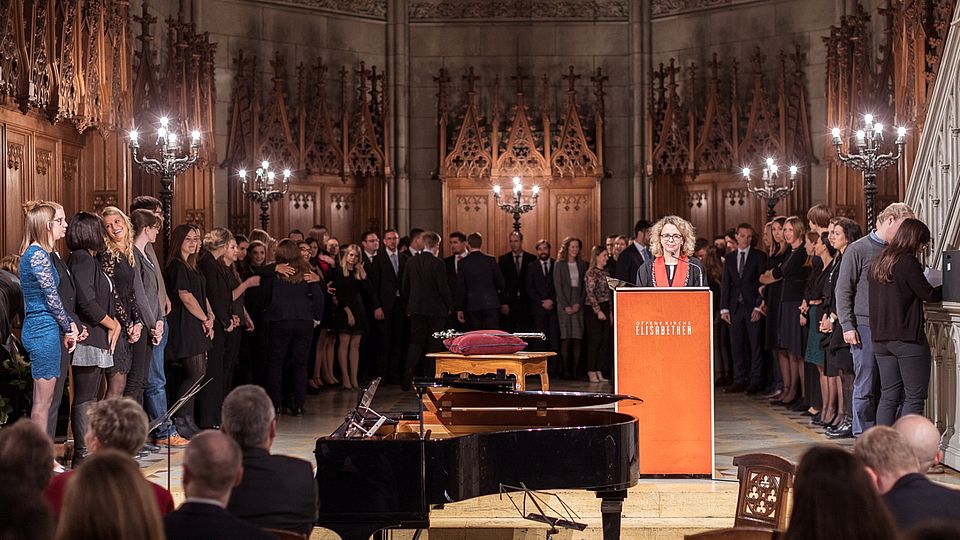 Picture of the Dean of the Faculty of Law, Prof. Daniela Thurnherr Keller, during her speech in front of the assembled graduates at the graduation ceremony in fall 2018.