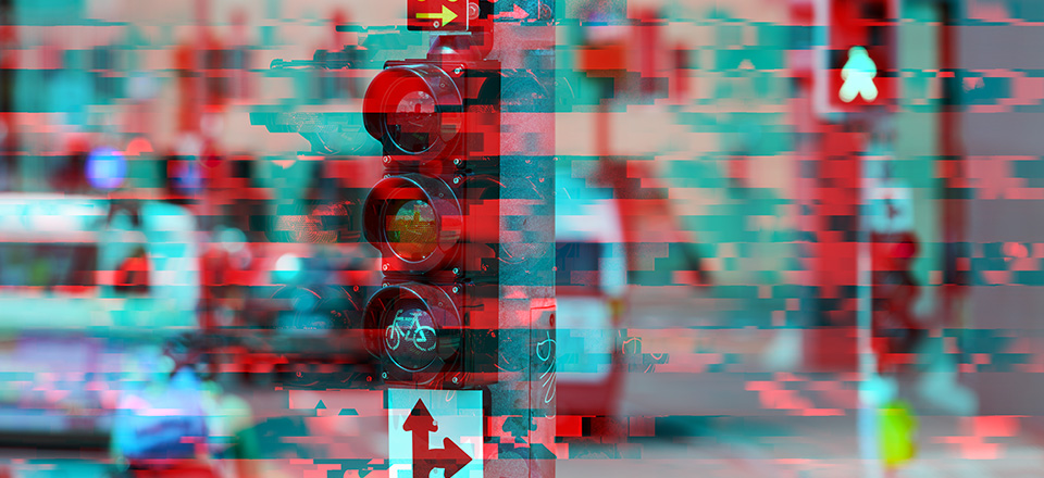 Symbolbild für den Bereich Möglichkeiten zur Nutzung neuer Daten mit einer Ampel im Vordergrund und Verkehr im Hintergrund in rot-blauer Optik.