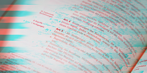 Symbolbild für den Bereich Nachvollziehbare Algorithmen in Form eines aufgeschlagenen Buches mit Gesetzesartikeln in rot-blauer Farboptik.