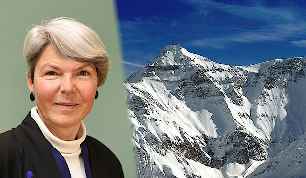 Porträt von Christa Tobler (links im Bild) und der Berge Hausstock und Ruchi in den Glarner Alpen (rechts im Bild)..